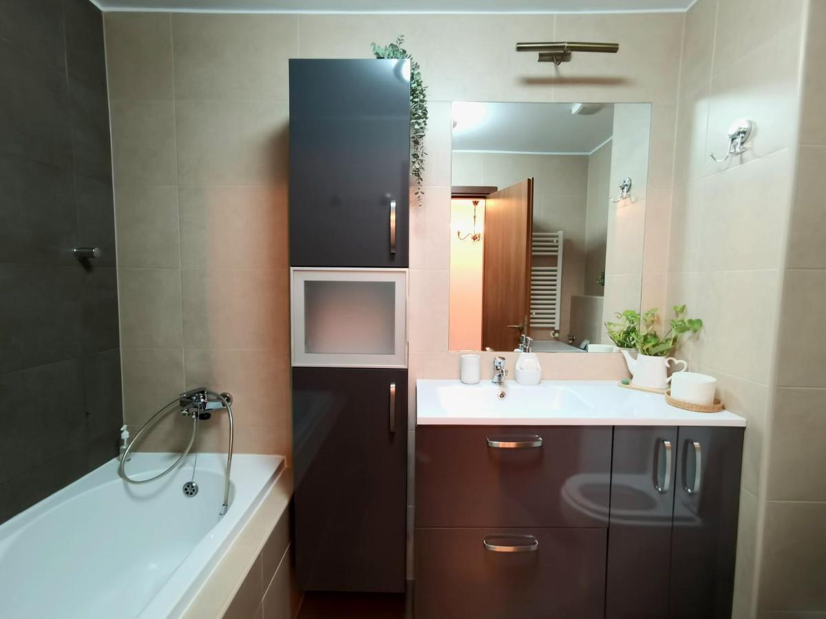 Cosy Boutique 61 Sqm Apartment - Private Parking - Ten Blocks Residence Bucharest Luaran gambar