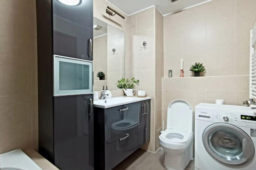 Cosy Boutique 61 Sqm Apartment - Private Parking - Ten Blocks Residence Bucharest Luaran gambar